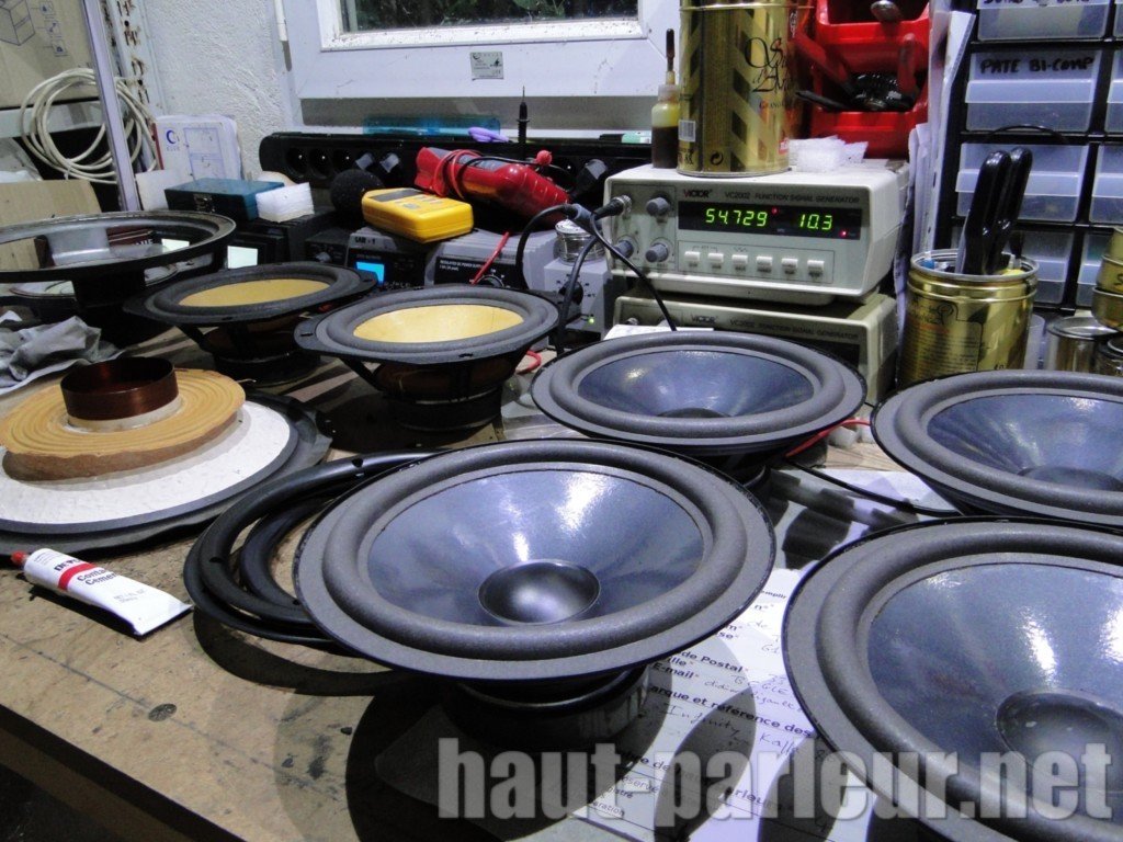 Hauts parleurs en cours de réparation