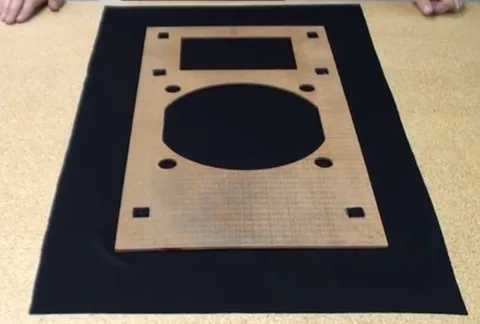 Changer le tissus acoustique d'un cadre d'enceinte : Poser le tissus sur un support plat et propre
