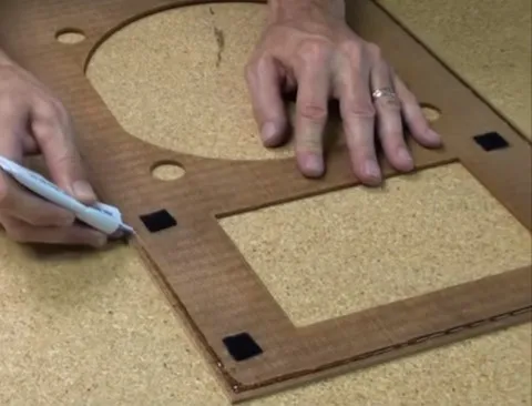 Changer le tissus acoustique d'un cadre d'enceinte :  Coller le cadre