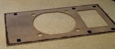 Changer le tissus acoustique d'un cadre d'enceinte : Etaler la colle
