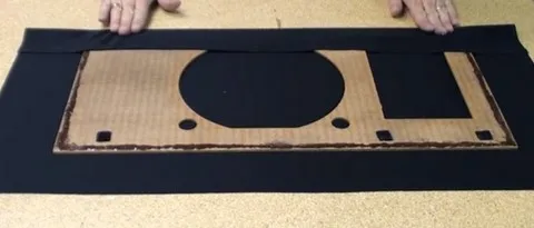Changer le tissus acoustique d'un cadre d'enceinte :  Rabattre le tissus sur le cadre