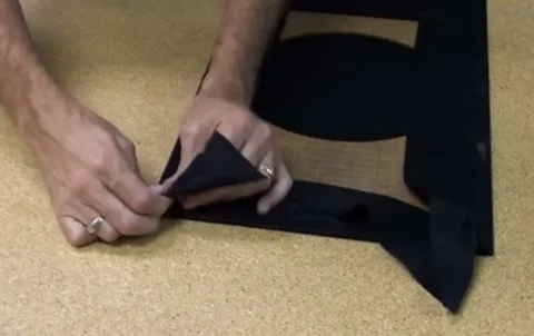 Changer le tissus acoustique d'un cadre d'enceinte :  Coller les coins