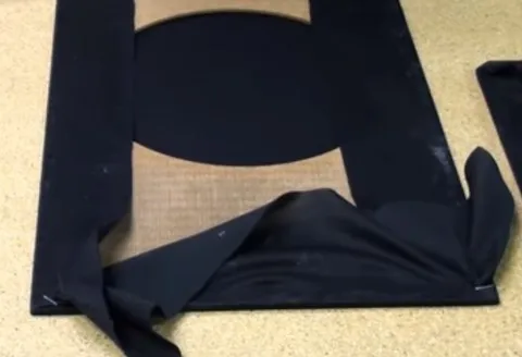Changer le tissus acoustique d'un cadre d'enceinte :  Quand la colle est seche