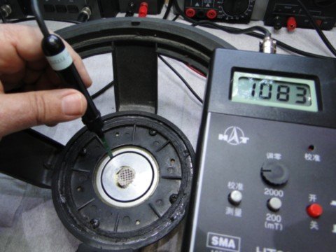 Mesure du champs magnétique dans l'entrefer de ce haut-parleur JBL