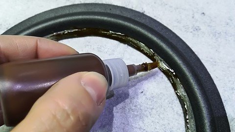 Déposer un filet de colle sur la suspension