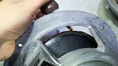 Déposer un filet de colle sur la membrane