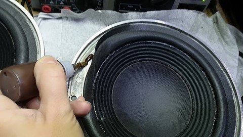 Déposer un filet de colle sur l'intérieur du châssis 