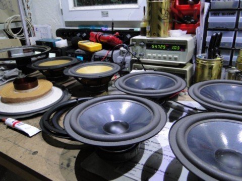 Hauts parleurs en cours de réparation