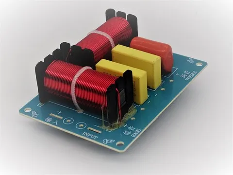 Filtre haut-parleur diviseur de fréquences 3000Hz 2 voies impédance 4 à 8 ohms puissance 45 à 180 watts