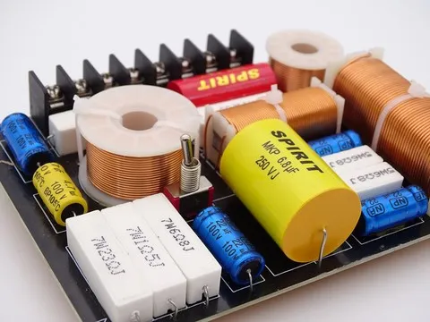 Filtre haut-parleur passif 3 voies pour enceintes de 50 à 250 watts d'une impédance de 4 à 8 ohms. Fréquences de coupure 500Hz et 5000Hz avec atténuation de 12 dB/octave.