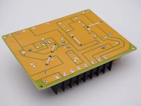 Filtre haut-parleur passif 3 voies pour enceintes de 50 à 250 watts d'une impédance de 4 à 8 ohms. Fréquences de coupure 500Hz et 5000Hz avec atténuation de 12 dB/octave.
