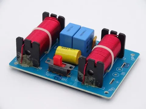 Filtre pour enceinte 50/100 watts impédance 4/8 Ohms équipée de deux boomers et un tweeter
