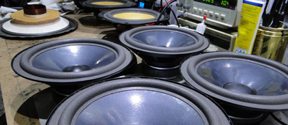 Refoam changement de suspension haut-parleur à l'atelier