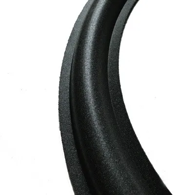 Suspension permettant la réparation d’un haut-parleur dont la membrane mesure 21,4 cm de diamètre.