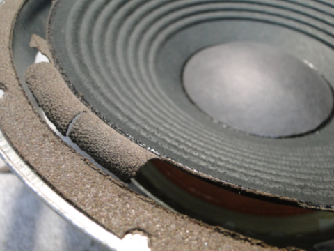 La suspension de ce haut-parleur JBL est complètement sèche