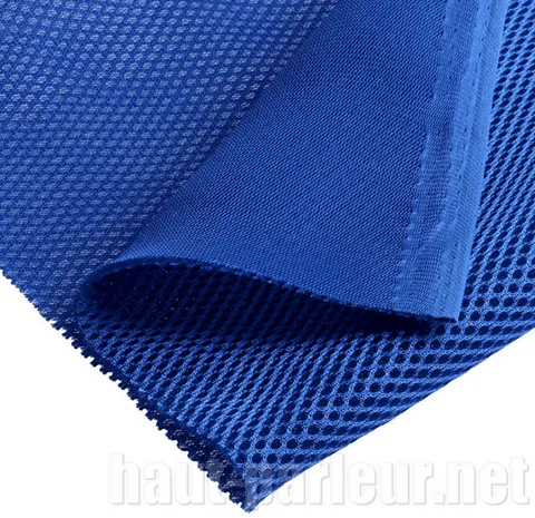 Tissus d'enceinte bleue. La face intérieure est celle qui possède le maillage fin. La couche extérieure est composée de grosses mailles. 