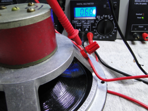 Vérifications haut-parleur qui grésille 